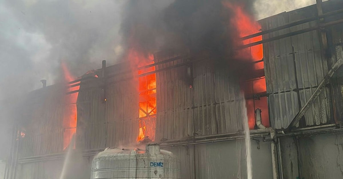 Kocaeli’de geri dönüşüm fabrikasında yangın