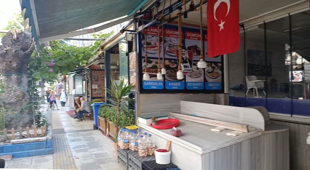 BAYRAKTEPE’DE 31 EV TOPRAĞA GÖMÜLÜYOR, YÜRÜYEN KÖŞK ENGELİ AŞAMIYOR; SIRA ESNAFIN DÜKKÂNINA GELİNCE BÜROKRASİ ROKET HIZIYLA ÇALIŞIYOR!