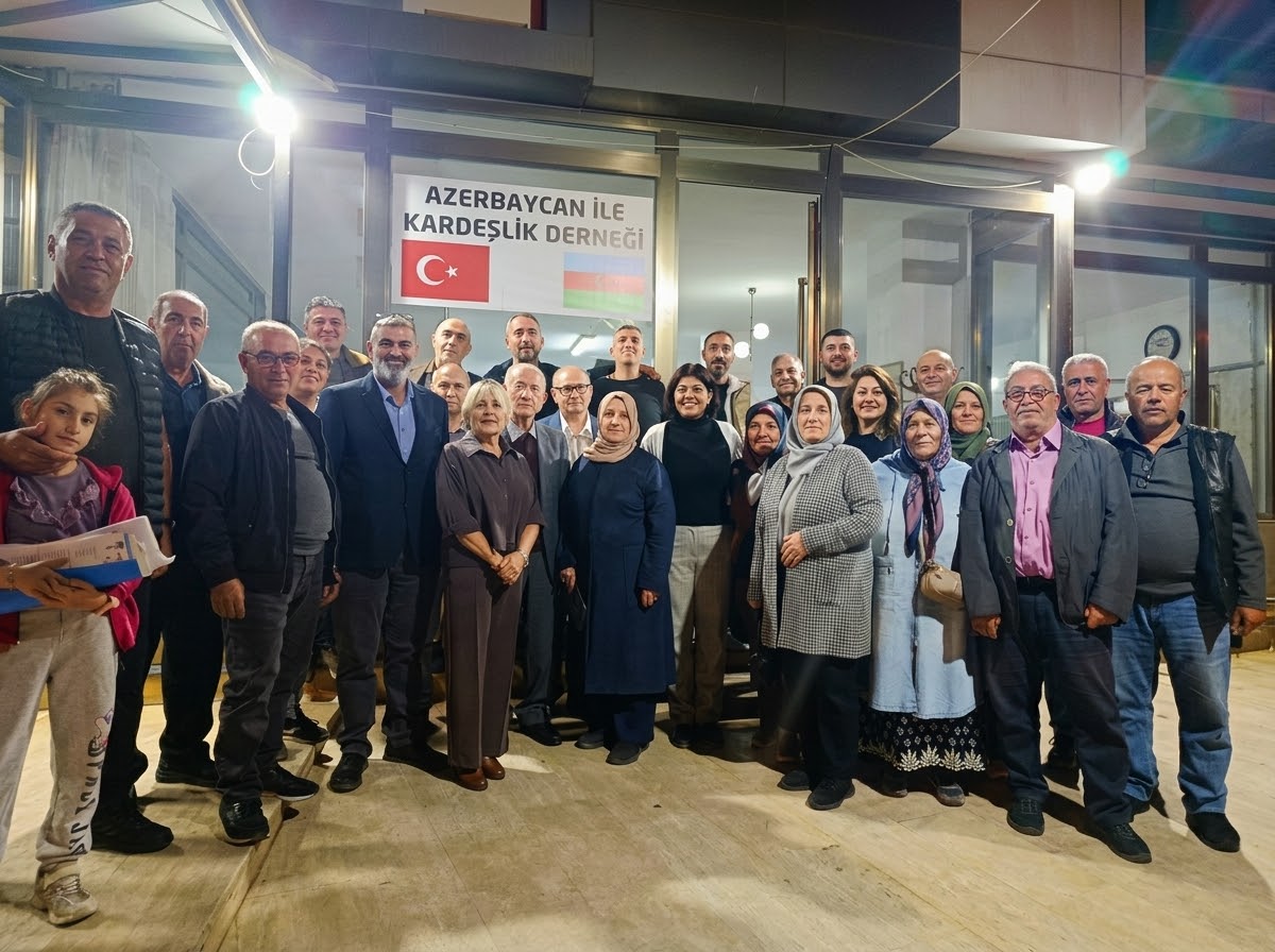 YALOVA’DA KARDEŞLİK BULUŞMASI: SERHAT İLLERİ DERNEĞİNDEN AZERBAYCAN İLE KARDEŞLİK DERNEĞİNE ZİYARET