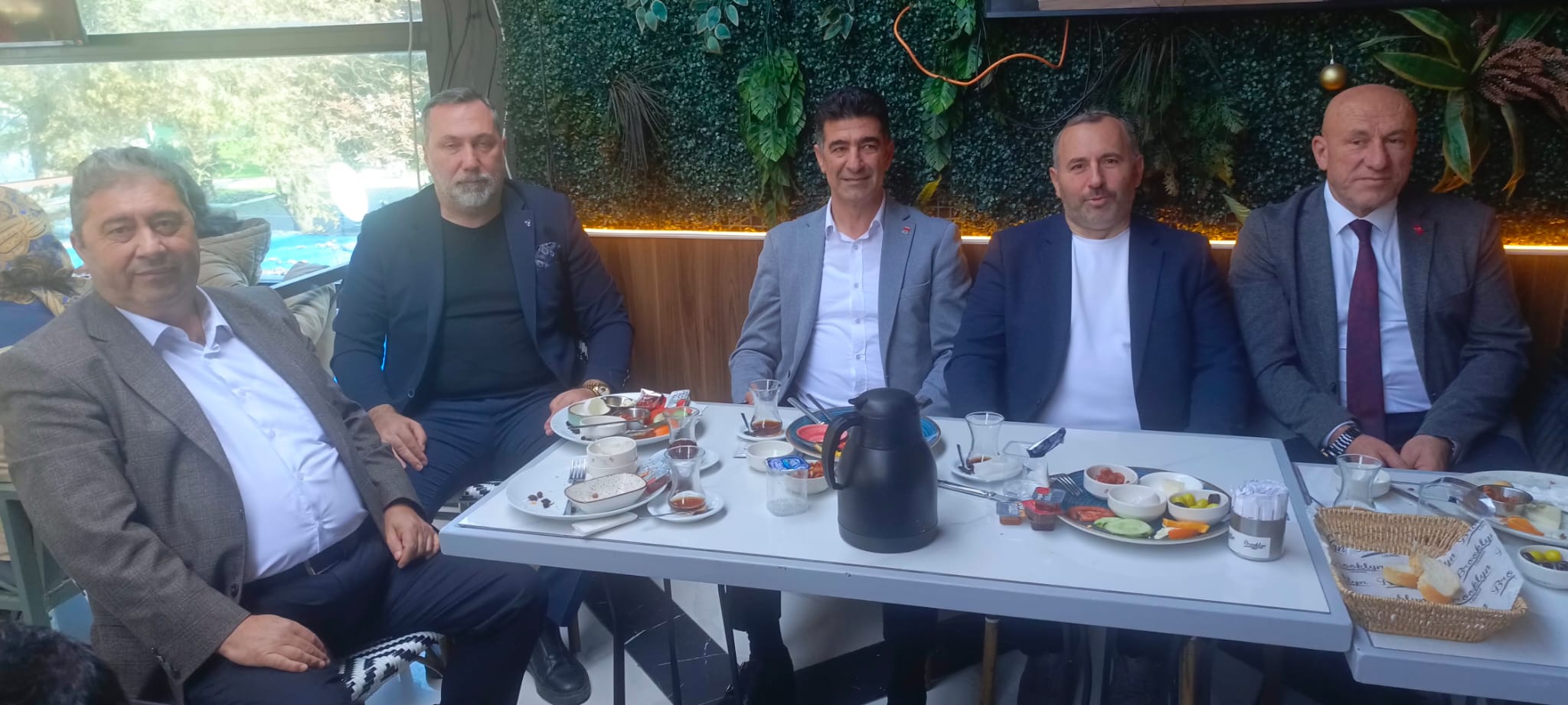 HEMŞEHRİYİ GÖRÜNCE PARTİYİ UNUTTULAR!